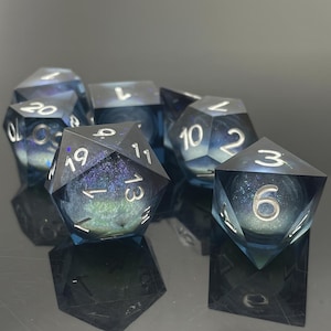 Conjunto de Dados Starlight Void – Dados Poliédricos de Resina do Espaço Profundo com Núcleo Celestial – Dados Gray Galaxy DnD para TTRPG, Dungeons and Dragons