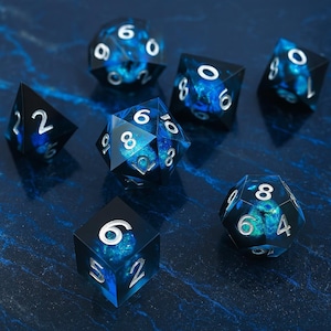 Conjunto de Dados Cosmic Abyss Galaxy – Dados de Resina Blue Nebula com Núcleo Flutuante e Tinta Prateada – Dados RPG Premium de 7 Peças para D&D e TTRPG