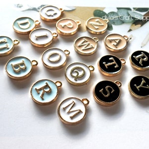 Dijes de letras, dijes del alfabeto, dijes iniciales - Dijes de letras redondos blancos para hacer uno mismo, iniciales de letras negras, dije de monograma de 12 x 15 mm (CH-002)