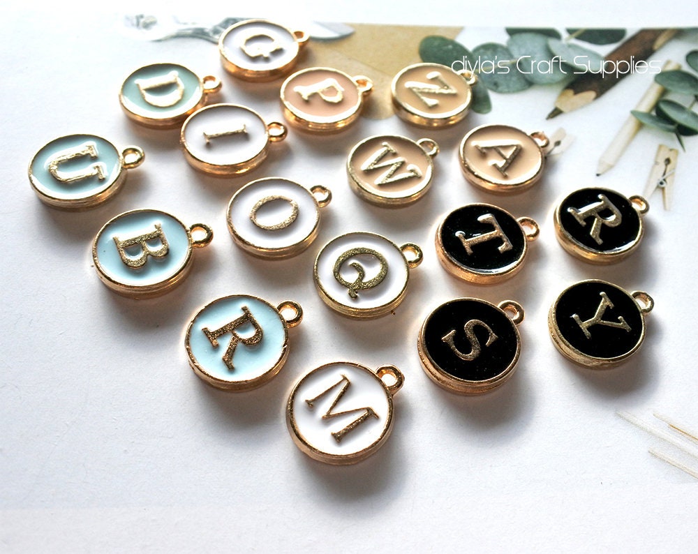 Buchstaben Anhänger, Alphabet Charms, Anfangs Charms - Weiße Runde DIY Buchstabe Charms schwarze Initialen , Monogramm Anhänger 12x15mm (CH-002)