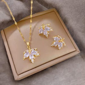 Luxus Zirkon Ahornblatt Schmuck Set - ZAKOL Titan Stahl Halskette - Ohrringe für Frauen, Elegantes Verlobungsgeschenk