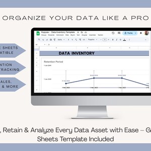 Op de afbeelding: Een computermonitor toont een Google Sheets-gegevensinventarisatiesjabloon met een lijngrafiek die bewaartermijnen weergeeft. De tekst op het scherm bevat "Data Inventory" en "Retention Period". De afbeelding bevat ook de tekst "Organiseer uw gegevens als een pro".