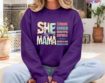 Sudadera "Ella es mamá", diseño inspirador de versículo bíblico con la imagen de una madre cristiana.