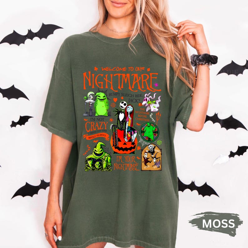 Puede incluir: Camiseta verde musgo con un dise&ntilde;o gr&aacute;fico con personajes y texto de "Pesadilla antes de Navidad". El dise&ntilde;o incluye las palabras "WELCOME TO OUR NIGHTMARE" y otras frases y personajes de la pel&iacute;cula.