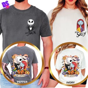 Op de afbeelding: Twee T-shirts, één donkergrijs en één ivoor, met personages uit The Nightmare Before Christmas. Het donkergrijze shirt heeft "Her Jack" op de voorkant en "The Lovers" op de achterkant. Het ivoorkleurige shirt heeft "His Sally" op de voorkant en "The Lovers" op de achterkant.