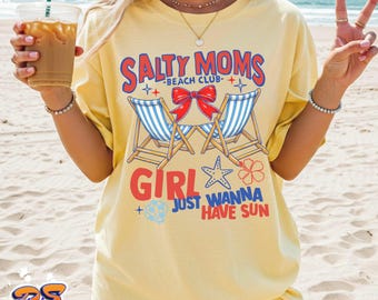 Camiseta Salty Moms Beach Club, Camiseta gráfica para mamás de viaje de verano con temática de viajes de chicas.