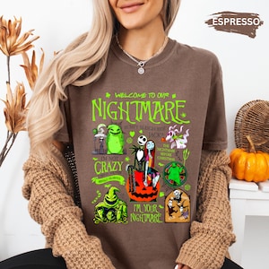 Puede incluir: Camiseta marr&oacute;n con un dise&ntilde;o gr&aacute;fico con personajes y texto de "Pesadilla antes de Navidad". El dise&ntilde;o incluye las palabras "Welcome to our Nightmare", "I'm not crazy" e "I'm your nightmare".
