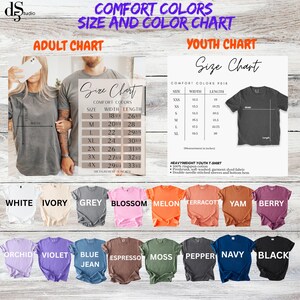 Puede incluir: Tabla de tallas y colores Comfort Colors para camisetas de adulto y juvenil. La tabla muestra medidas en pulgadas, con una paleta de colores que incluye blanco, gris y negro. La tabla de adultos muestra medidas en pulgadas.