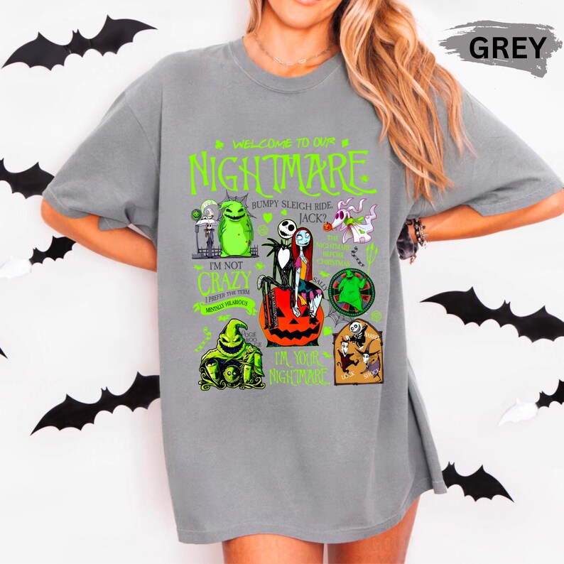 Puede incluir: Una camiseta gris con un dise&ntilde;o gr&aacute;fico con personajes y texto de "Pesadilla antes de Navidad". El dise&ntilde;o incluye las palabras "WELCOME TO OUR NIGHTMARE" y otras frases. La camiseta tiene un ajuste c&oacute;modo y de gran tama&ntilde;o.