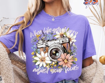 Camiseta personalizada para fotógrafo, camiseta con diseño de cámara, regalo de fotografía, camiseta con estampado floral de cámara.