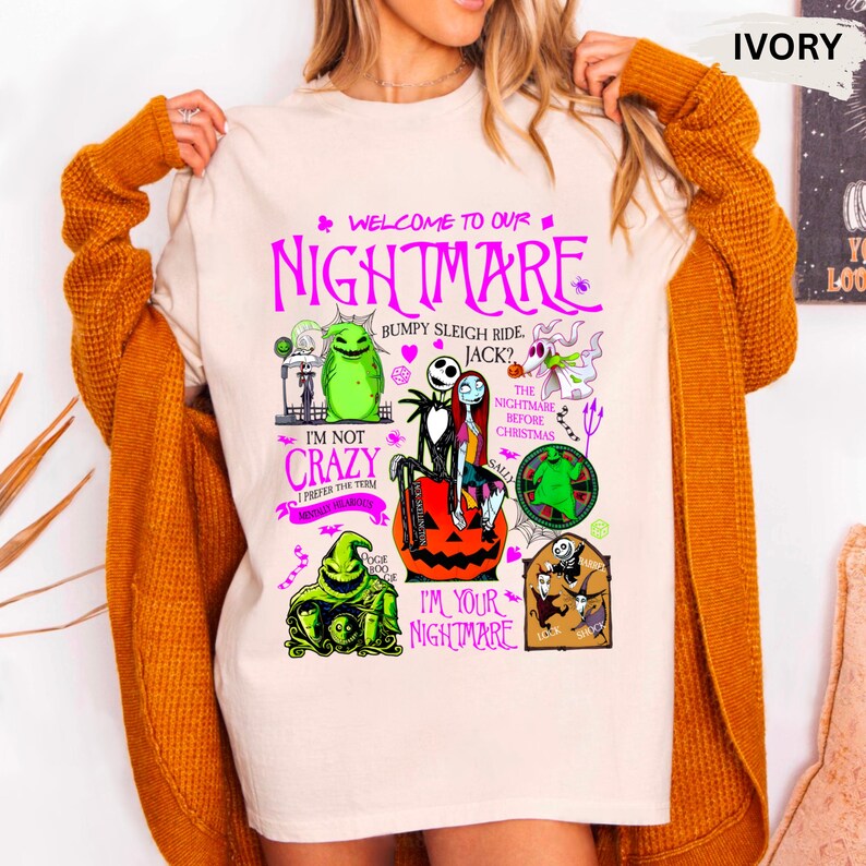Puede incluir: Camiseta de color marfil con un dise&ntilde;o gr&aacute;fico con personajes y texto de "Pesadilla antes de Navidad". El dise&ntilde;o incluye las palabras "Welcome to our Nightmare", "Bumpy Sleigh Ride" e "I'm Your Nightmare".