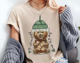 Camiseta navideña con osito de café, ideal para los amantes de las fiestas