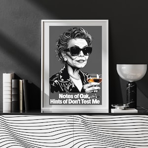 Zabawna sztuka ścienna z koniakiem | Plakat „Nuty dębu, nuty Don’t Test Me” | Pobieranie cyfrowe | Dekoracja wózka barowego | Prezent z humorem whisky