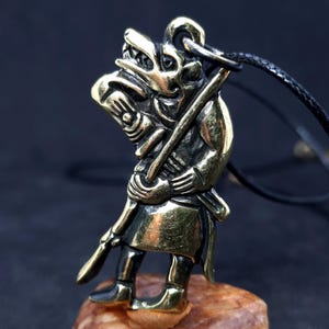 Talisman Viking Warrior Berserk in berenleer, amulet gemaakt van kogelhulzen van de oorlog in Oekraïne, Keltische bronzen hanger Man in wolvenleer