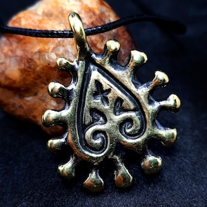 Colgante de bronce de la Rus de Kiev con forma de corazón de árbol. Talismán vikingo de rayos de sol. Reliquia eslava de Neusilber.