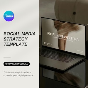 Puede incluir: Una taza de cerámica blanca con un asa negra y el texto "But First, Coffee" en negrita negra. La taza está sobre una superficie blanca. La taza mide aproximadamente 10 cm de alto.