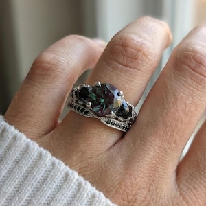 Set nuziale con teschio gotico, anello con alessandrite e moissanite taglio rotondo da 1 carato, fede con scheletro nero, gioielli da sposa alternativi, proposta di matrimonio dall'estetica dark