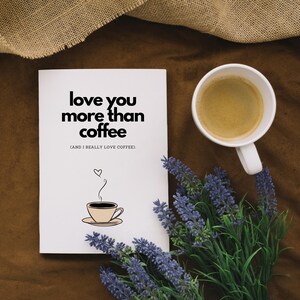 Tarjeta imprimible "Amor por el café" / Arte lineal romántico y divertido / Te amo más que al café / Descarga minimalista en PDF / Tamaño carta A4 de 5×7 pulgadas