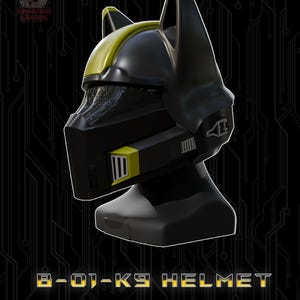 Puede incluir: Un casco negro y amarillo con orejas puntiagudas y una visera oscura. El casco presenta una sección de hocico prominente con detalles amarillos y rejillas laterales. El texto inferior dice B-01-K9 HELMET y HELLDIVERS SPIN-OFF HELMET en negrita.