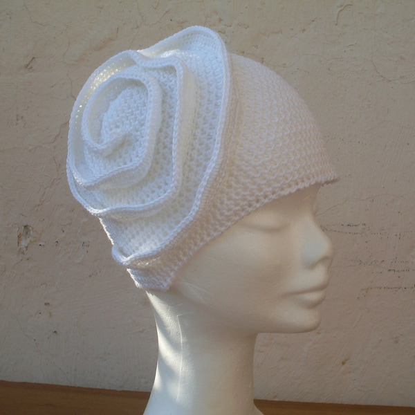 Chapeau blanc de mariage Boho, chapeau de crochet de mariée, crochet à clapet avec rouge, chapeau blanc de mariée de mariage, chapeau de mariée romantique, chapeau de mode