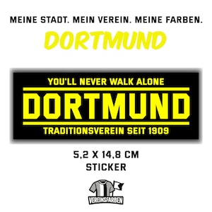 Pode incluir: Autocolante preto e amarelo com a palavra "DORTMUND" em letras amarelas a negrito. O autocolante também inclui o texto "YOU'LL NEVER WALK ALONE" e "TRADITIONSVEREIN SEIT 1909". Mede 5,2 x 14,8 cm.