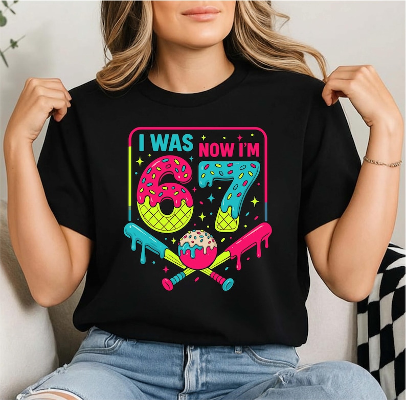 Peut inclure: T-shirt noir avec un motif color&eacute; indiquant "I WAS NOW I'M 67". Le chiffre 67 est con&ccedil;u sur le th&egrave;me des beignets et des cornets de glace, avec des battes de baseball et une balle. Un cadeau d'anniversaire amusant.