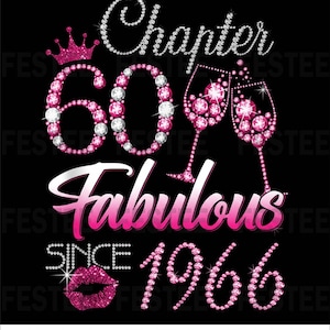 Könnte beinhalten: Schwarzes Grafikdesign mit dem Text "Chapter 60 Fabulous Since 1966". Die Zahl 60 ist in rosa und weißen Edelsteinen gehalten, mit einer rosa Krone darüber. Zwei Weingläser sind mit rosa Edelsteinen gefüllt. Ein Paar rosa Lippen ist ebenfalls enthalten.