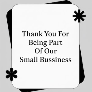 Peut inclure: Une carte rectangulaire blanche aux coins arrondis, encadr&eacute;e d'une bordure noire. La carte pr&eacute;sente le texte "Thank You For Being Part Of Our Small Bussiness" en noir, police sans-serif. Des &eacute;l&eacute;ments d&eacute;coratifs floraux et en forme d'&eacute;toile noirs sont dans les coins.