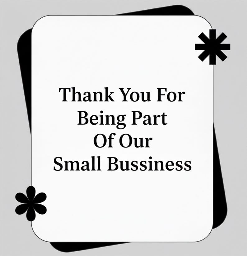 Peut inclure: Une carte rectangulaire blanche aux coins arrondis, encadr&eacute;e d'une bordure noire. La carte pr&eacute;sente le texte "Thank You For Being Part Of Our Small Bussiness" en noir, police sans-serif. Des &eacute;l&eacute;ments d&eacute;coratifs floraux et en forme d'&eacute;toile noirs sont dans les coins.