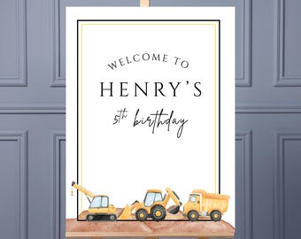 Op de afbeelding: Een wit bord op een ezel met de tekst "WELCOME TO HENRY'S 5th birthday". Het bord toont aquarel illustraties van gele bouwmachines: een graafmachine, een wiellader en een dumper.