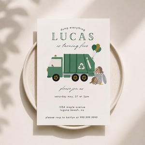 Op de afbeelding: Een witte rechthoekige verjaardagsuitnodiging met een groene vuilniswagen, twee wasberen en ballonnen. De tekst luidt: dump everything LUCAS is turning five, please join us, saturday may, 27 at 2pm, 1234 maple avenue laguna beach, ca, please rsvp to kaitlyn at 999.999.9999.