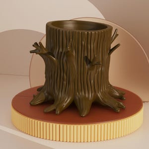 Peut inclure: Un récipient en forme de souche d'arbre de couleur bronze. Le récipient présente un motif d'écorce texturée et est posé sur une base ronde brun-rougeâtre. La base repose sur une plateforme jaune et nervurée. Le fond est de couleur neutre.