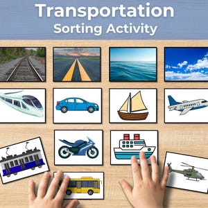Könnte beinhalten: Ein Transport-Sortierspiel bestehend aus rechteckigen Karten mit Abbildungen verschiedener Fahrzeuge wie Zug, Auto, Segelboot, Flugzeug, Motorrad, Schiff, Bus und Hubschrauber sowie Karten, die Land-, Wasser- und Luftumgebungen darstellen.