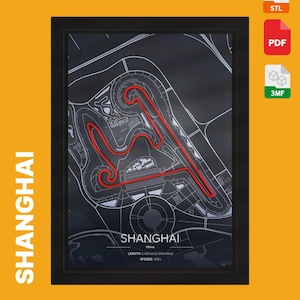 Könnte beinhalten: Gerahmter Druck der Rennstrecke des Shanghai International Circuit. Der Streckenverlauf ist rot auf grauem Hintergrund hervorgehoben. Das Wort "SHANGHAI" ist vertikal links und horizontal unten aufgedruckt, mit Streckendetails.