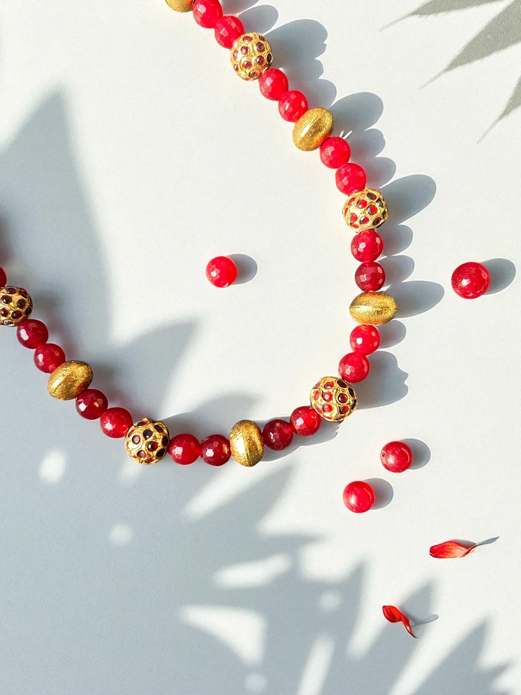 Elegant Red and Gold Beads – Alternating Statement Necklace with Artful Detailing