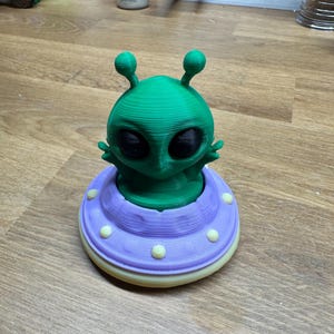 3D Printed UFO Alien Key Clicker – Spinning 360 Fidget Toy, Unique Desk Accessory, Fun Gift for Sci-Fi Fans