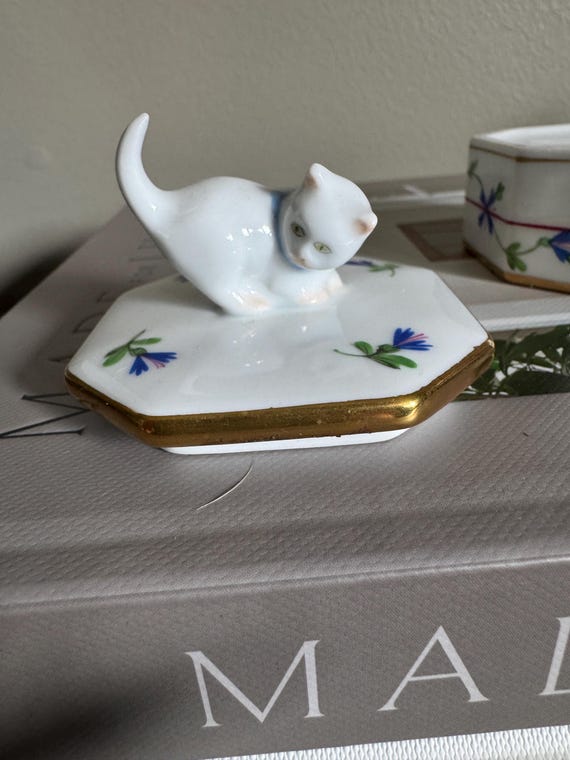 ヘレンド　置物　小物入れ　猫 ヘレンドの猫の小物入れ - Etsy 日本