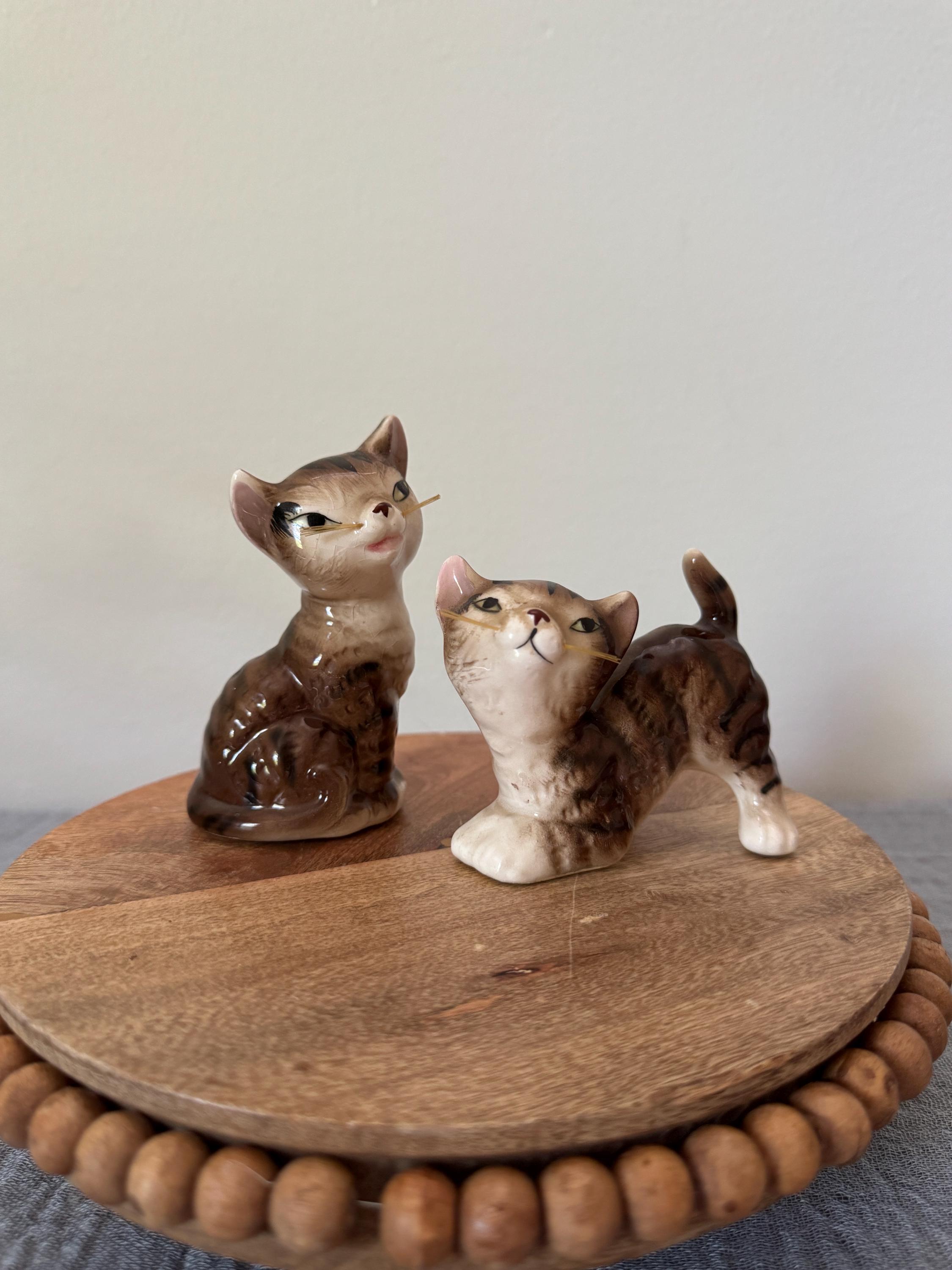 Vintage cat salt and pepper shakers | ceramic cats- collectible