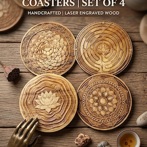 Könnte beinhalten: Set aus vier handgefertigten Lotus-Untersetzern, lasergraviert auf Holz. Jeder Untersetzer hat ein einzigartiges Design, darunter eine Lotusblume und geometrische Muster. Maße: 10 x 10 cm.