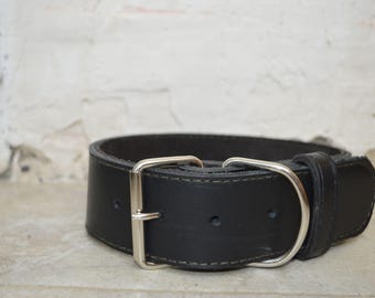 Collar ancho de cuero negro para perros: accesorio duradero y elegante para mascotas.
