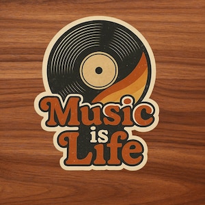 Può includere: Un adesivo in stile retrò con un disco in vinile nero con dettagli arancioni e gialli. Il testo "Music is Life" è visualizzato in un carattere arancione vintage, su uno sfondo color crema.