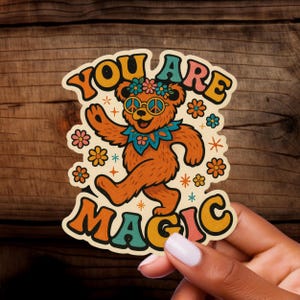 Hippie Sticker, Boho Sticker – Positieve Zeggende Vinyl Sticker met Regenboogkleuren en Mandala Ontwerp