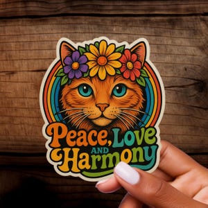 Hippie kattensticker met bloemenkrans – Kleurrijke vinylsticker met Peace Love Harmony-spreuk in retrostijl