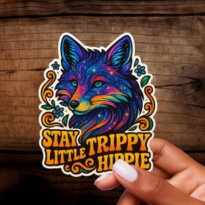 Autocollant loup trippant au design galactique – Autocollant vinyle hippie coloré, autocollant bohème, autocollant pour ordinateur portable et autocollant pour bullet journal