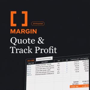 Puede incluir: Una interfaz digital para el software Margin, con el texto AI-Powered, Quote & Track Profit, y una tabla de partidas que muestra costes de suministros eléctricos, tarifas de mano de obra y un total de 1.636,48 £ sobre un fondo oscuro.