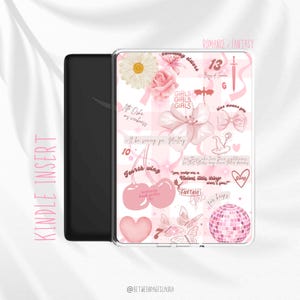 Könnte beinhalten: Eine transparente Kindle-Hülle mit einem rosa-weißen Design. Das Design umfasst florale Elemente, Kirschen, Schmetterlinge und Text mit "ROMANCE / FANTASY", "GIRLS" und "Fourth Wing". Daneben liegt ein schwarzes Kindle.