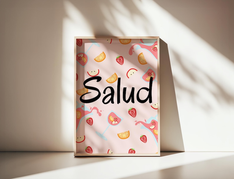 Puede incluir: Una impresi&oacute;n enmarcada con la palabra "Salud" en escritura negra. El fondo es rosa claro con ilustraciones de fresas, rodajas de naranja y rodajas de manzana. La impresi&oacute;n est&aacute; en un marco de madera.