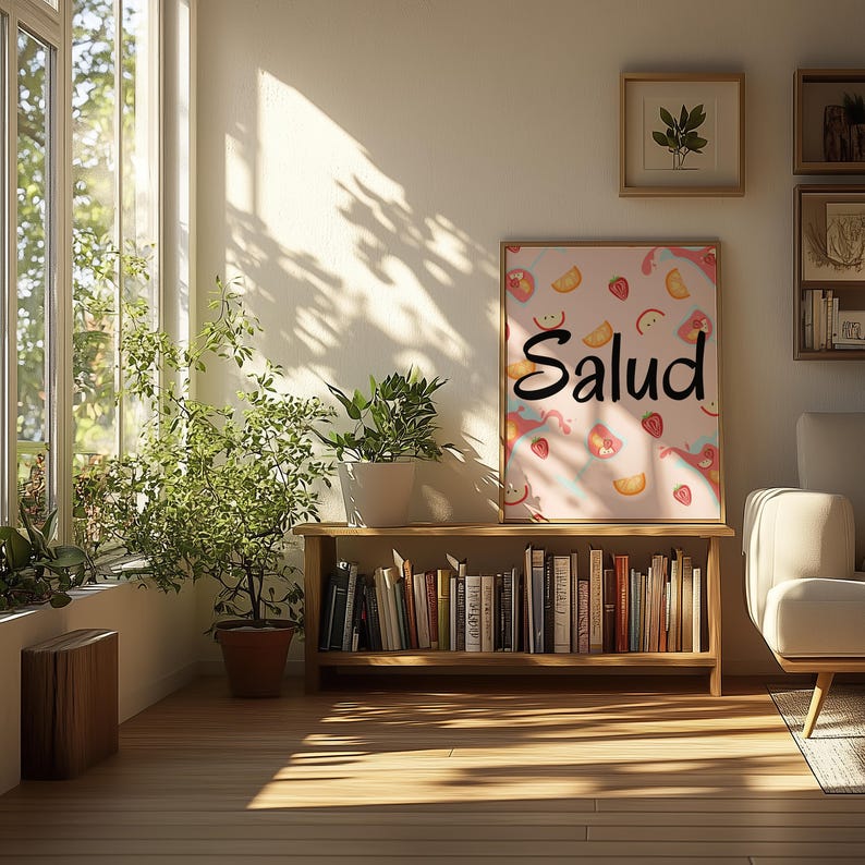 Puede incluir: Un p&oacute;ster enmarcado con la palabra "Salud" en escritura negra, sobre un fondo rosa claro con ilustraciones de frutas. El p&oacute;ster se exhibe en una estanter&iacute;a de madera llena de libros, en una habitaci&oacute;n soleada.
