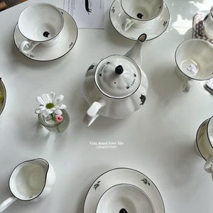 LIN and STUDIO Meow katttema benporslin teservis för två, engelsk teservis, present till kattälskare, designad i Storbritannien