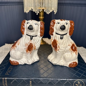 Antikes Paar Staffordshire Spaniel - Viktorianische Flatback Keramik Mantelverzierungen - Kleine Keramik King Charles Style Dogs